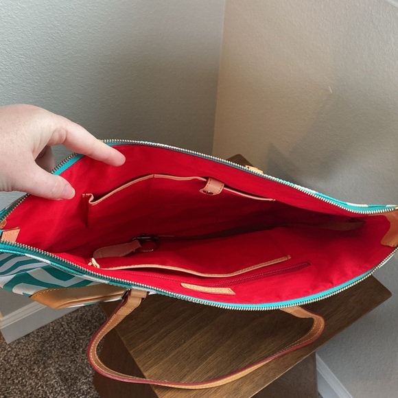 Dooney & Bourke Teal & White Chevron Large Tote, NWOT, Keychain, FC521 SE - Picture 8 of 13